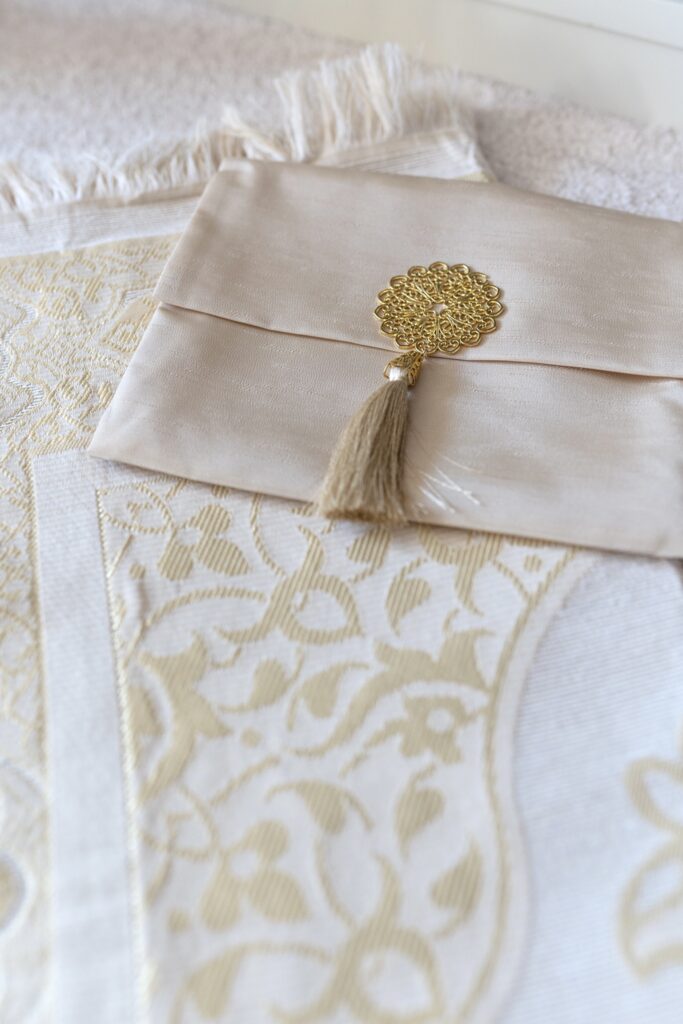 Prayer mat gift set presented in a pouch 4 colours available